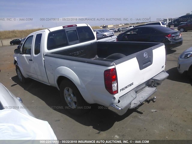 1N6AD06UX5C435193 - 2005 NISSAN FRONTIER KING CAB LE/SE/OFF ROAD WHITE photo 3