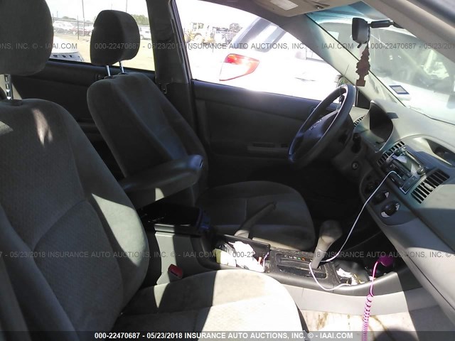 4T1BE32K04U341368 - 2004 TOYOTA CAMRY LE/XLE/SE SILVER photo 5