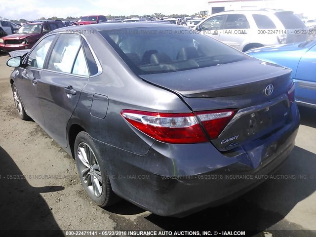 4T1BF1FK3GU181289 - 2016 TOYOTA CAMRY LE/XLE/SE/XSE 灰色 照片 3