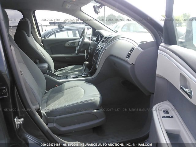 1GNKREED4BJ204571 - 2011 CHEVROLET TRAVERSE LS GRAY photo 5