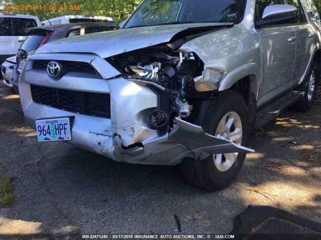 JTEBU5JR0J5508833 - 2018 TOYOTA 4RUNNER SR5 PREM/LTDL/TRAIL/TRD SILVER photo 17