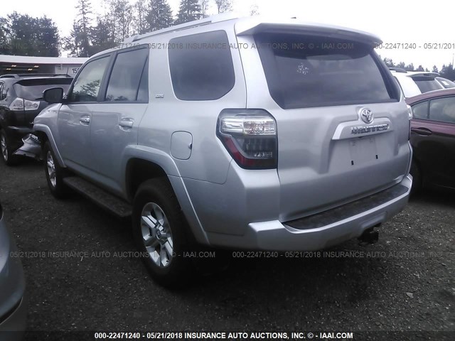 JTEBU5JR0J5508833 - 2018 TOYOTA 4RUNNER SR5 PREM/LTDL/TRAIL/TRD SILVER photo 3