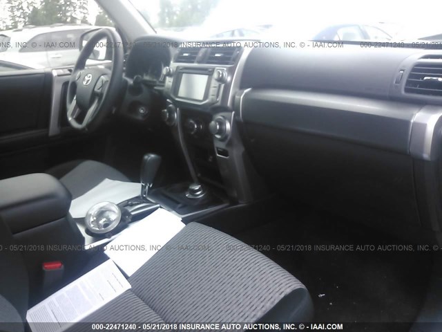 JTEBU5JR0J5508833 - 2018 TOYOTA 4RUNNER SR5 PREM/LTDL/TRAIL/TRD SILVER photo 5