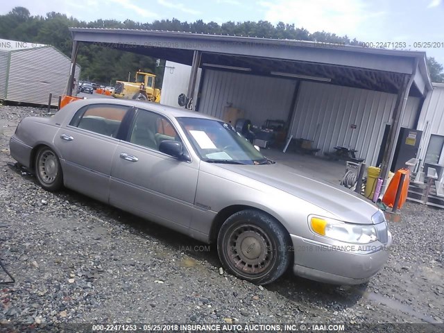 1LNHM81W6XY716644 - 1999 LINCOLN TOWN CAR EXECUTIVE GOLD photo 1