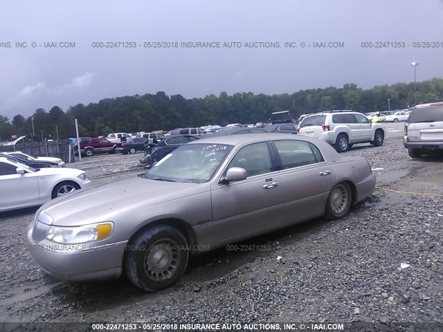 1LNHM81W6XY716644 - 1999 LINCOLN TOWN CAR EXECUTIVE GOLD photo 2