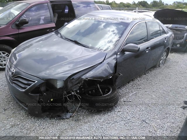 4T4BF3EK4BR213615 - 2011 TOYOTA CAMRY SE/LE/XLE GRAY photo 2