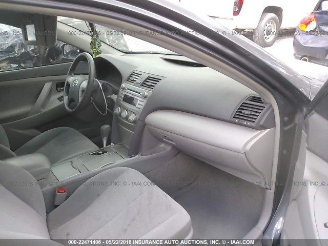 4T4BF3EK4BR213615 - 2011 TOYOTA CAMRY SE/LE/XLE GRAY photo 5