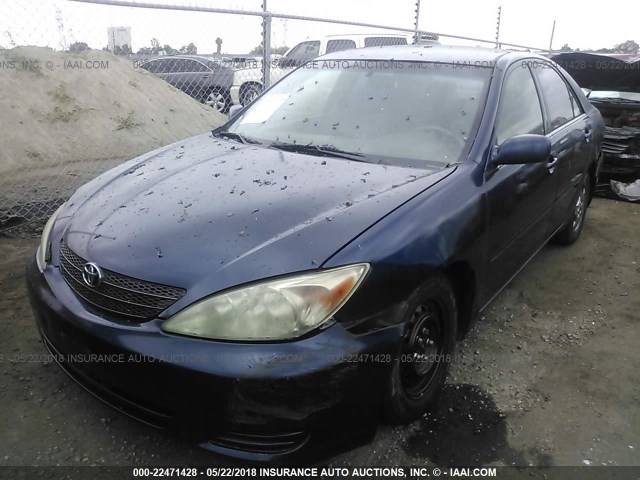 4T1BE32K62U593574 - 2002 TOYOTA CAMRY LE/XLE/SE ნაცრისფერი ფოტო 2