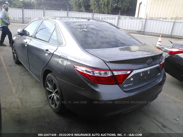 4T1BF1FK3FU877584 - 2015 TOYOTA CAMRY LE/XLE/SE/XSE GRAY photo 3