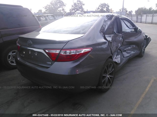 4T1BF1FK3FU877584 - 2015 TOYOTA CAMRY LE/XLE/SE/XSE GRAY photo 4
