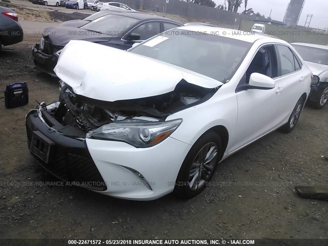 4T1BF1FK9HU350460 - 2017 TOYOTA CAMRY LE/XLE/SE/XSE WHITE photo 2
