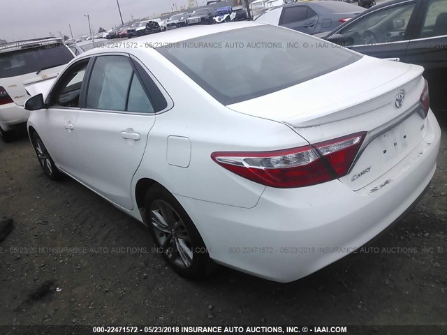 4T1BF1FK9HU350460 - 2017 TOYOTA CAMRY LE/XLE/SE/XSE WHITE photo 3