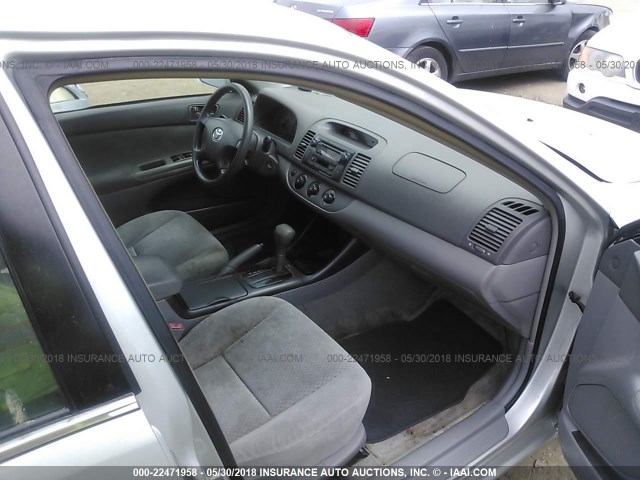 4T1BE32K02U004602 - 2002 TOYOTA CAMRY LE/XLE/SE SILVER photo 5