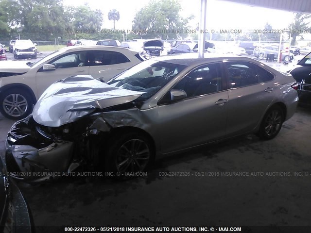 4T1BF1FK1GU170968 - 2016 TOYOTA CAMRY LE/XLE/SE/XSE SILVER photo 2