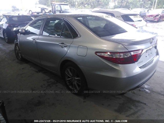 4T1BF1FK1GU170968 - 2016 TOYOTA CAMRY LE/XLE/SE/XSE SILVER photo 3