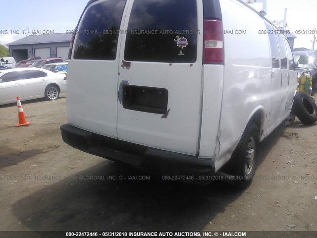 1GCGG25V241210092 - 2004 CHEVROLET EXPRESS G2500  WHITE photo 4