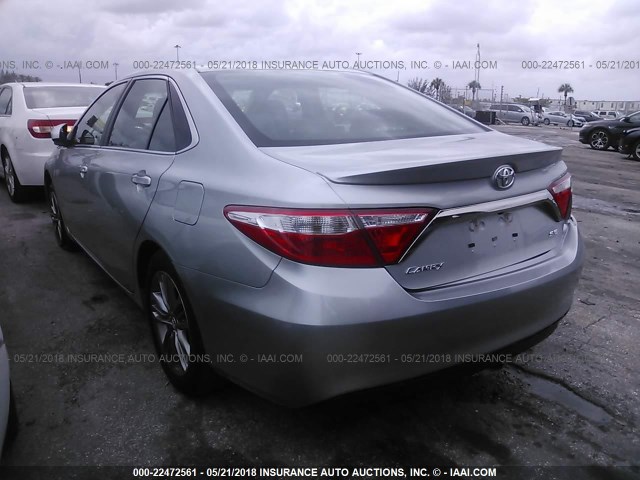 4T1BF1FK5HU733926 - 2017 TOYOTA CAMRY LE/XLE/SE/XSE SILVER photo 3