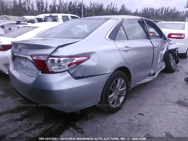 4T1BF1FK5HU733926 - 2017 TOYOTA CAMRY LE/XLE/SE/XSE SILVER photo 4