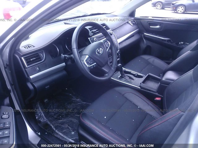 4T1BF1FK5HU733926 - 2017 TOYOTA CAMRY LE/XLE/SE/XSE SILVER photo 5