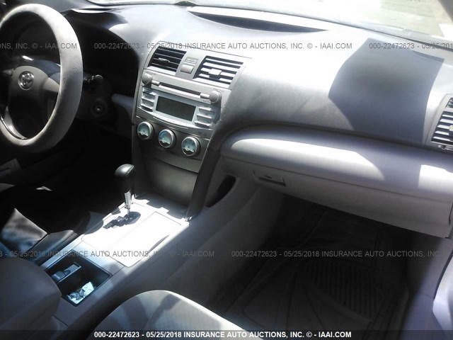 4T1BK46K29U083631 - 2009 TOYOTA CAMRY SE/LE/XLE SILVER photo 5