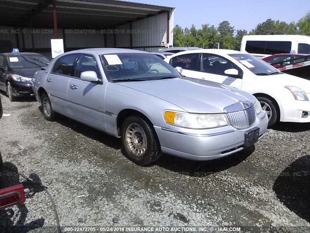 1LNHM81W3YY869709 - 2000 LINCOLN TOWN CAR EXECUTIVE SILVER photo 1