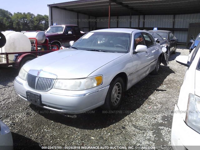 1LNHM81W3YY869709 - 2000 LINCOLN TOWN CAR EXECUTIVE SILVER photo 2