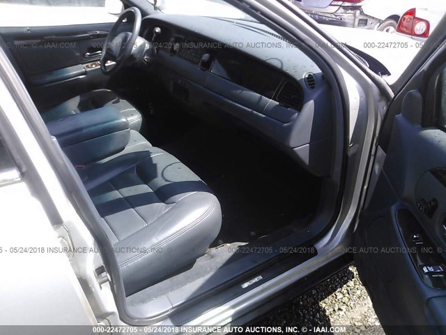 1LNHM81W3YY869709 - 2000 LINCOLN TOWN CAR EXECUTIVE SILVER photo 5