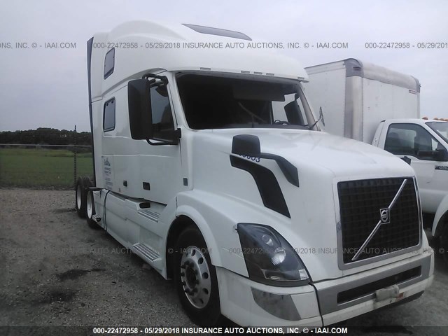 4V4NC9EH7GN954889 - 2016 VOLVO VN L WHITE photo 1