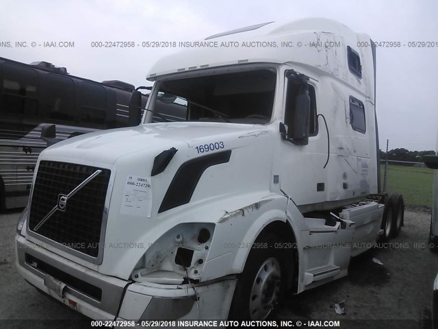 4V4NC9EH7GN954889 - 2016 VOLVO VN L WHITE photo 2