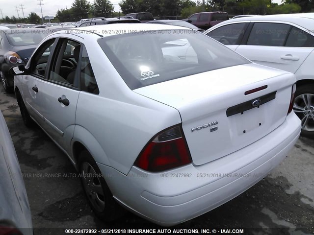 1FAFP34N97W256728 - 2007 FORD FOCUS ZX4/S/SE/SES WHITE photo 3
