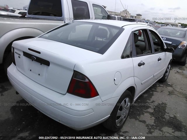 1FAFP34N97W256728 - 2007 FORD FOCUS ZX4/S/SE/SES WHITE photo 4