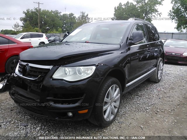 WVGBF7A99AD003319 - 2010 VOLKSWAGEN TOUAREG V6 BLACK photo 2