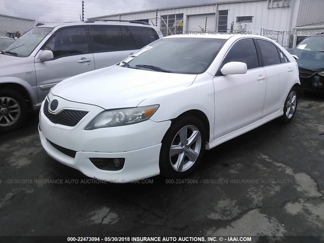 4T1BF3EK8BU609377 - 2011 TOYOTA CAMRY SE/LE/XLE WHITE photo 2