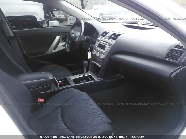 4T1BF3EK8BU609377 - 2011 TOYOTA CAMRY SE/LE/XLE WHITE photo 5