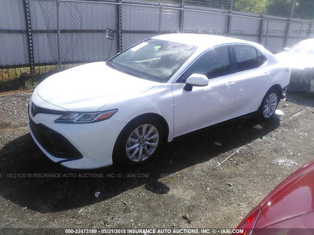 4T1B11HK7JU093087 - 2018 TOYOTA CAMRY L/LE/XLE/SE/XSE WHITE photo 2