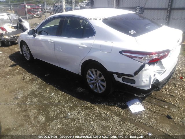 4T1B11HK7JU093087 - 2018 TOYOTA CAMRY L/LE/XLE/SE/XSE WHITE photo 3