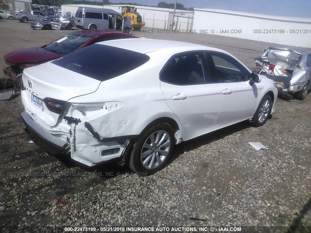 4T1B11HK7JU093087 - 2018 TOYOTA CAMRY L/LE/XLE/SE/XSE WHITE photo 4