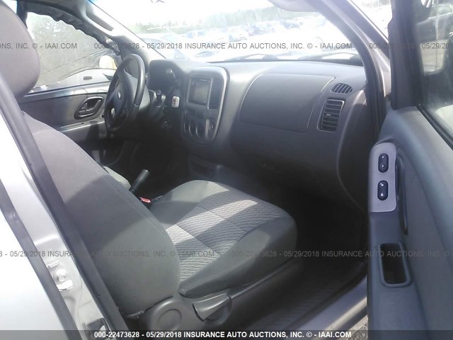 1FMYU03164KB52205 - 2004 FORD ESCAPE XLT GRAY photo 5