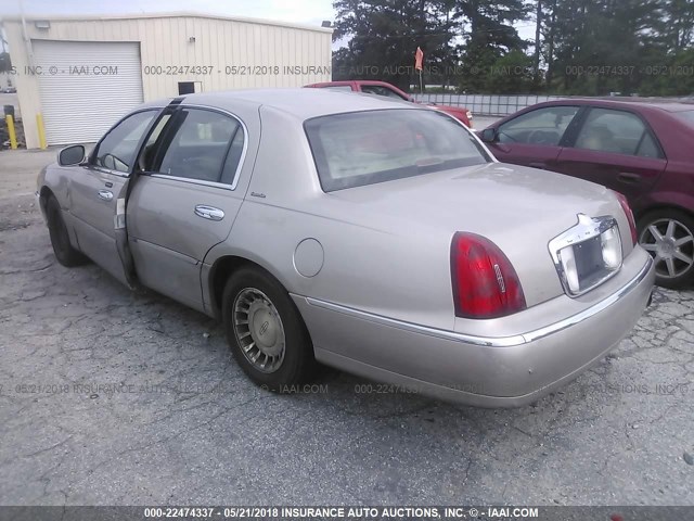 1LNHM81W62Y618772 - 2002 LINCOLN TOWN CAR EXECUTIVE TAN photo 3