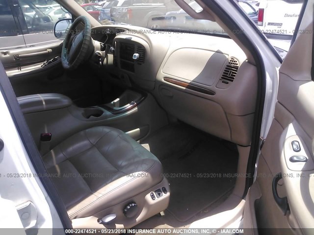 5LMPU28L8WLJ36129 - 1998 LINCOLN NAVIGATOR WHITE photo 5
