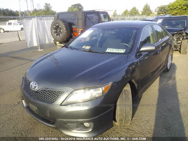 4T1BF3EK2BU203224 - 2011 TOYOTA CAMRY SE/LE/XLE GRAY photo 2