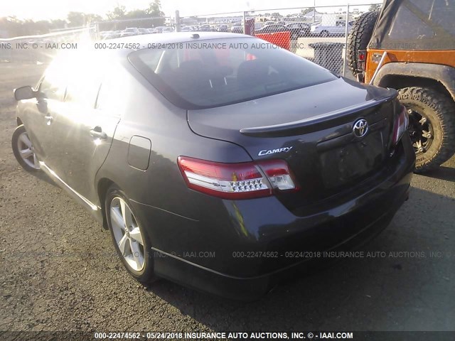 4T1BF3EK2BU203224 - 2011 TOYOTA CAMRY SE/LE/XLE GRAY photo 3