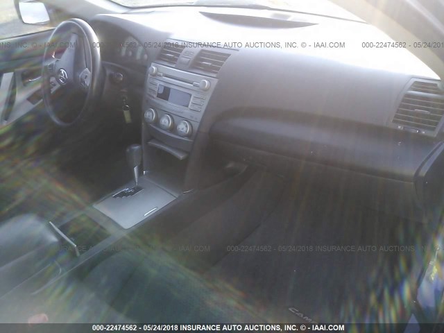 4T1BF3EK2BU203224 - 2011 TOYOTA CAMRY SE/LE/XLE GRAY photo 5