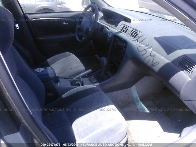 JT2BG22K910533392 - 2001 TOYOTA CAMRY CE/LE/XLE ნაცრისფერი ფოტო 5
