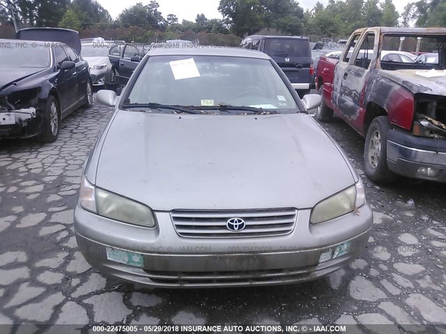 JT2BG22KXX0365058 - 1999 TOYOTA CAMRY LE/XLE Braun Foto 6