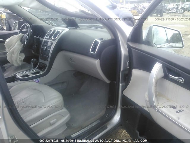 1GKLRMEDXAJ176110 - 2010 GMC ACADIA SLT-1 Silber Foto 5