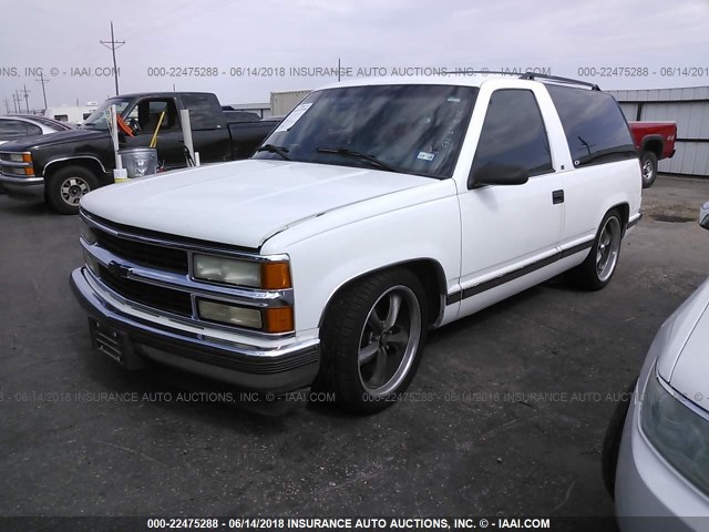 3GNEC18R8TG163475 - 1996 CHEVROLET TAHOE C1500 WHITE photo 2