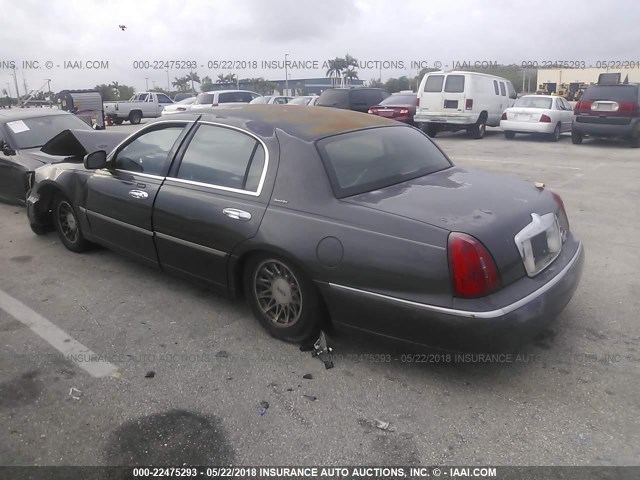 1LNHM82W8XY659281 - 1999 LINCOLN TOWN CAR SIGNATURE GRAY photo 3