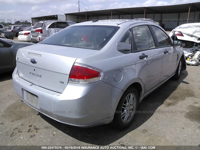 1FAHP35N98W149445 - 2008 FORD FOCUS SE/SEL/SES SILVER photo 4