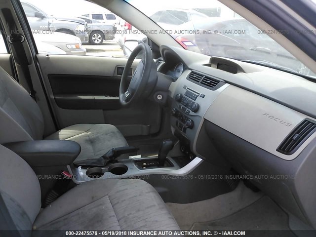 1FAHP35N98W149445 - 2008 FORD FOCUS SE/SEL/SES SILVER photo 5